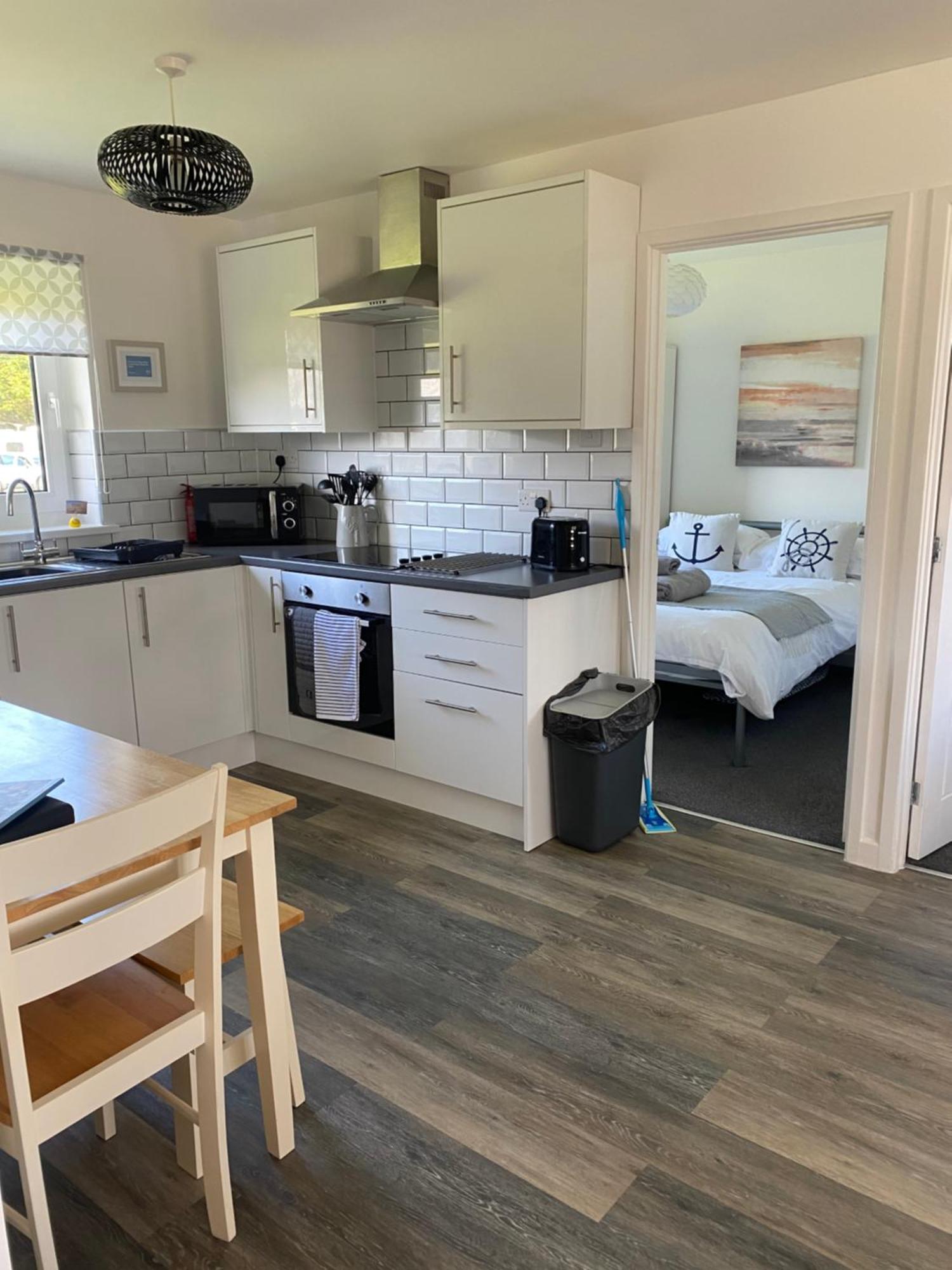 44 Gower Holiday Village Ty Gwyr Cosy 2 Bedroom Chalet Суонси Экстерьер фото