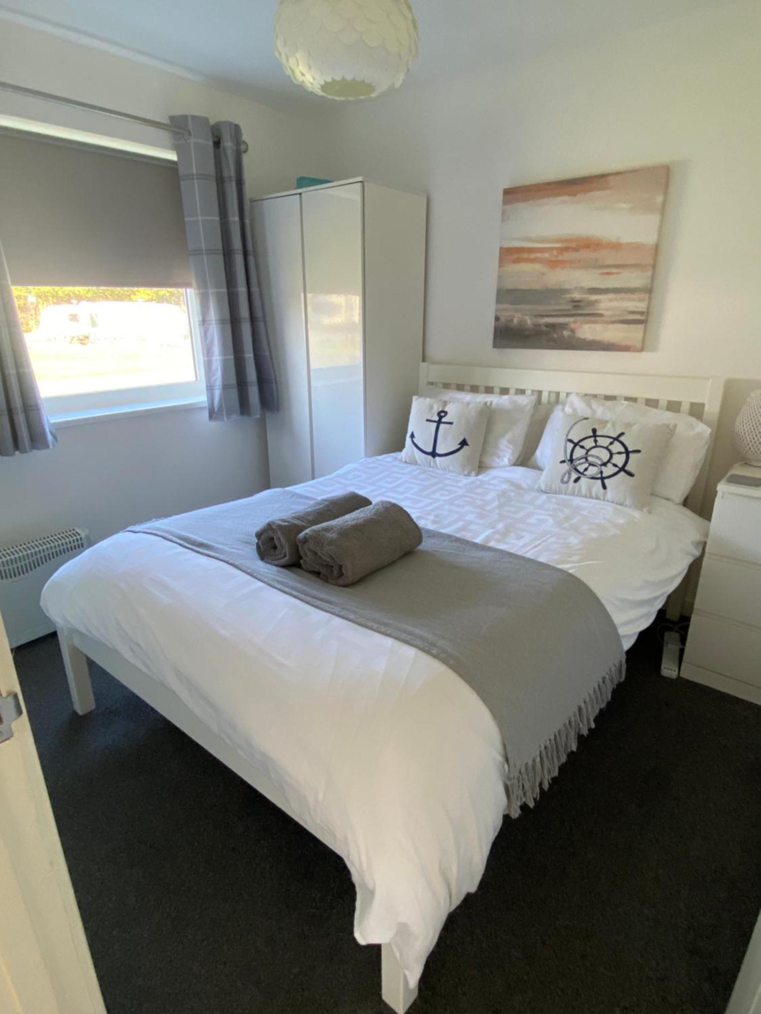 44 Gower Holiday Village Ty Gwyr Cosy 2 Bedroom Chalet Суонси Экстерьер фото